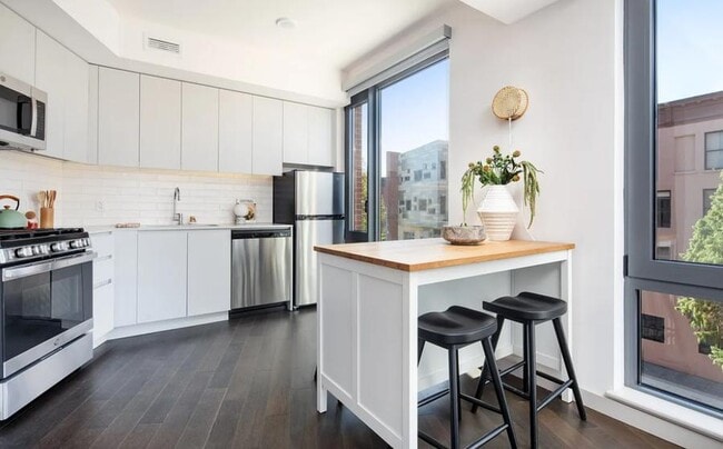 Building Photo - 445 Grand Ave