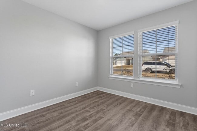 Building Photo - 3 Bed / 2 Bath Home – Modern Finishes & Convenient Location