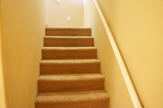Building Photo - WONDERFUL 2 BEDROOM TOWNHOUSE IN GATED COM...