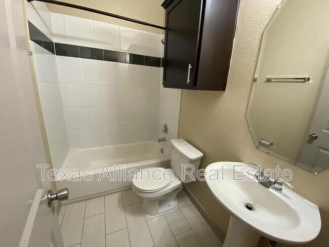 Building Photo - 3621 Valley Vista Dr