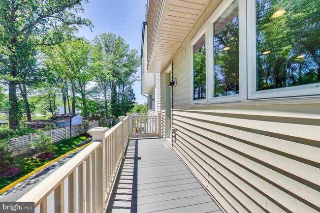 Building Photo - 5004 Oakmoore Dr