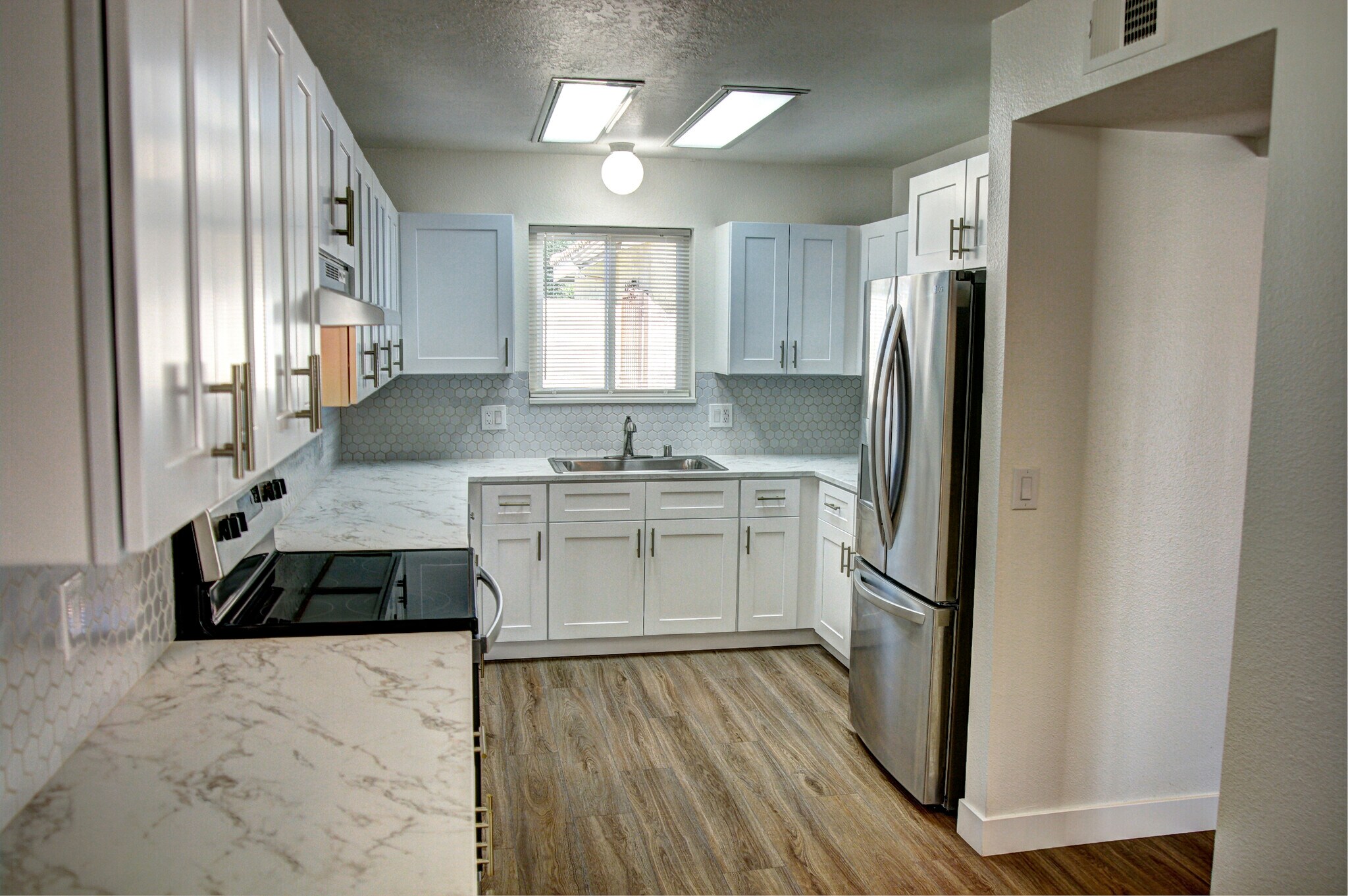 Building Photo - 140 Willow Lake Dr