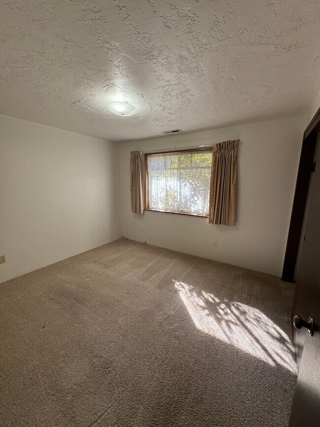 Building Photo - Canyonville 3 Bedroom 2 Bath with Garage a...