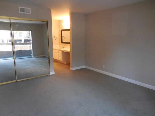 Building Photo - Newly renovated Mission Valley unit