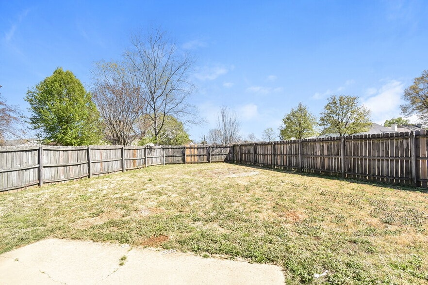 Building Photo - 7082 Hampton Dr