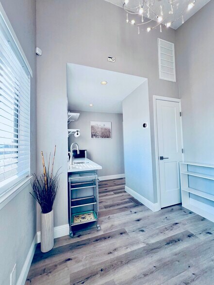 Wet bar with water filter and mini fridge - 1495 Kavanaugh Dr
