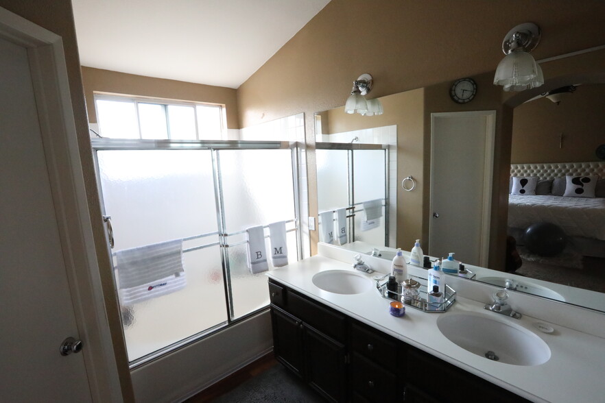 Building Photo - 401 Sanibelle Cir