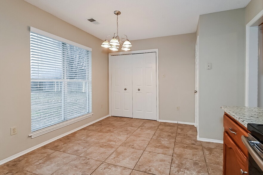 Building Photo - 4210 Brighton Dr