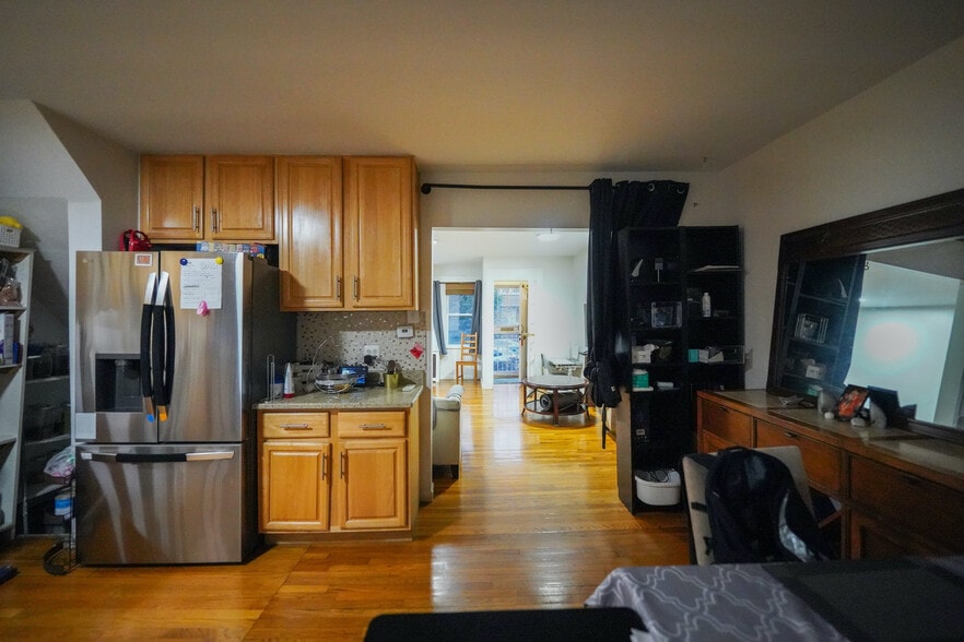 Kitchen - 6776 Dartmouth St