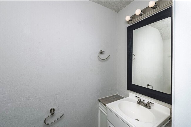 Building Photo - 4927 Miller Ave
