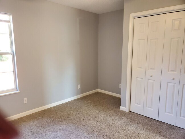 Building Photo - Maryville 37804 - 3 bedroom, 2 bedroom home - Call Karen Robertson (865) 454-7626