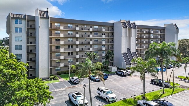 Building Photo - Gorgeous 2 bedroom 2  Condo in Boca Raton across from Nova University