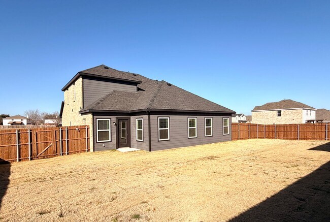 Building Photo - 2900 Woodbrook Dr