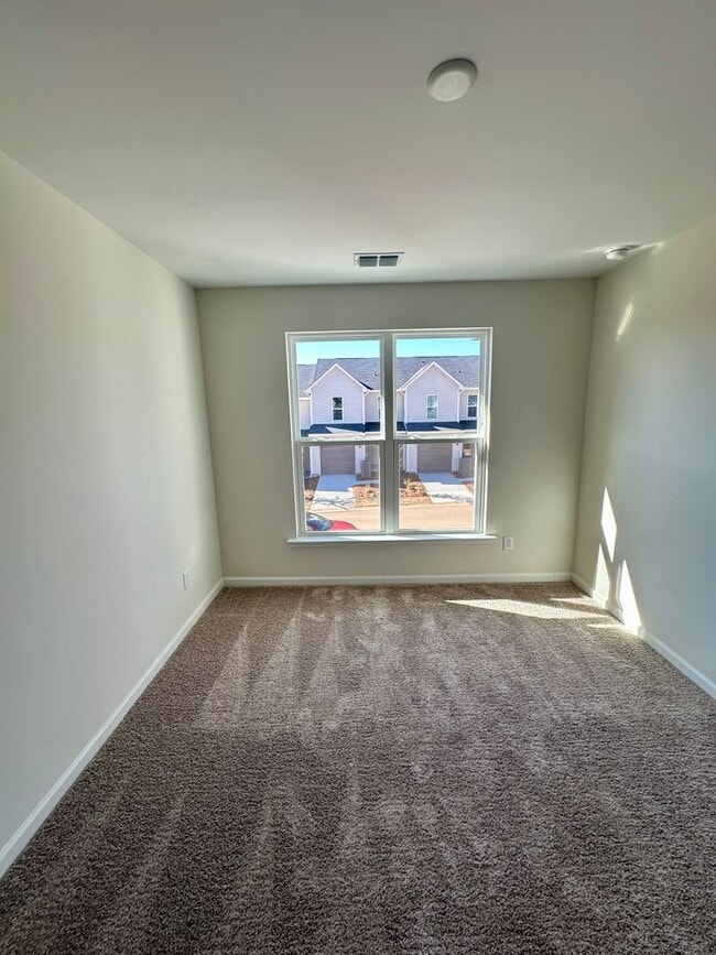 Building Photo - Beautiful 3BR/2.5BA Townhouse in Odell Corners