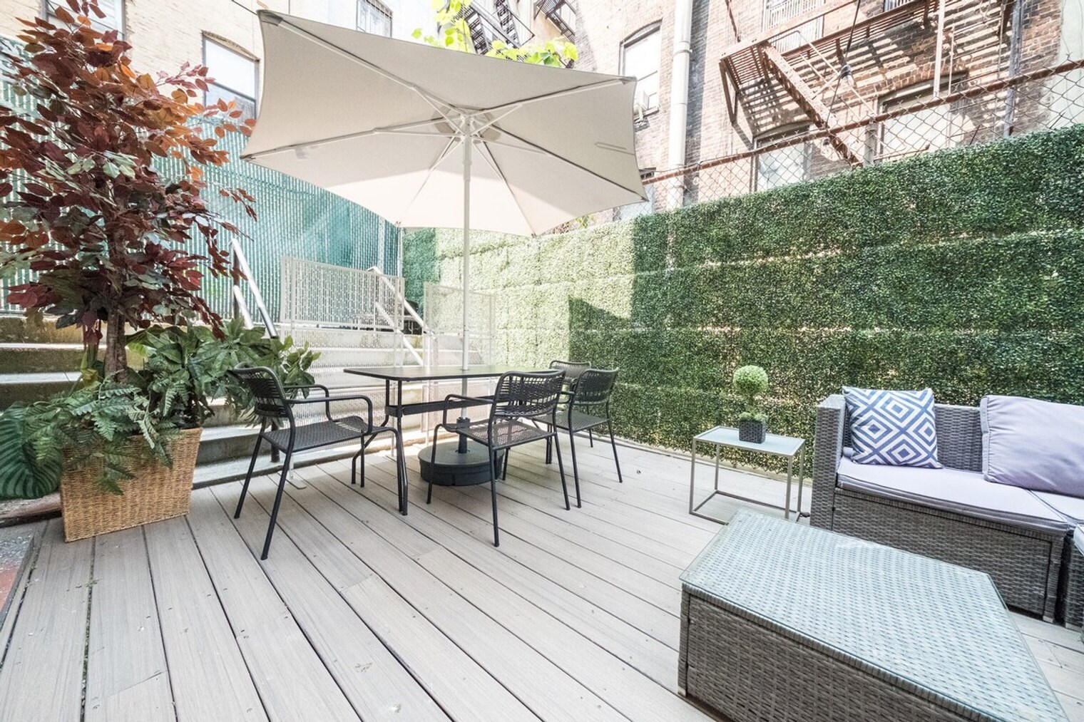 Building Photo - 65 W 107th St