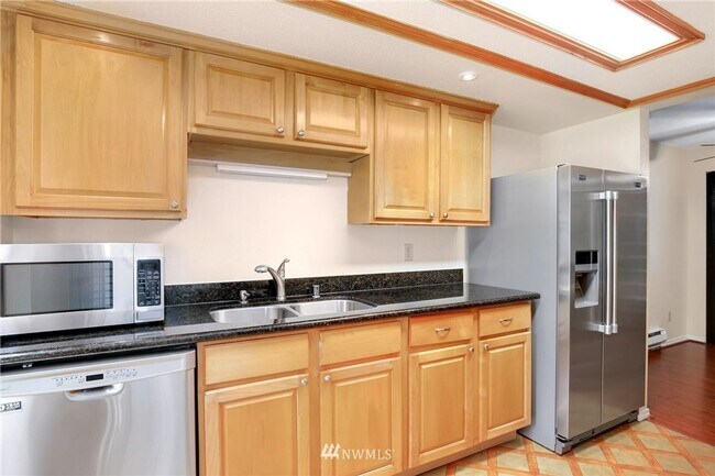 Building Photo - Location, Location, Location 3-bedroom Sammamish Bluffs Condo