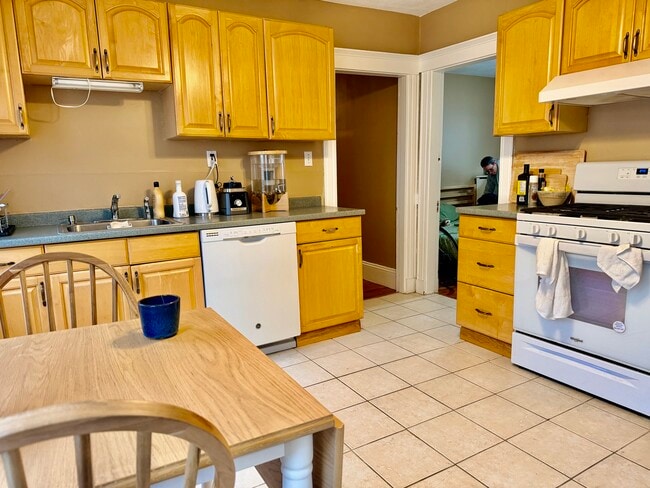 Building Photo - 37 Hilton St