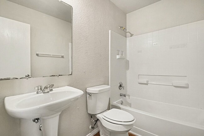 Building Photo - 1733 Vineridge Ln