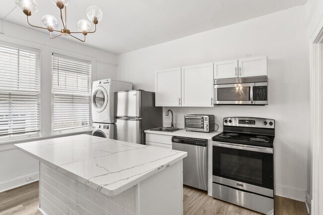 Building Photo - Fresh and elegant 5 Bedroom ONE BLOCK from...