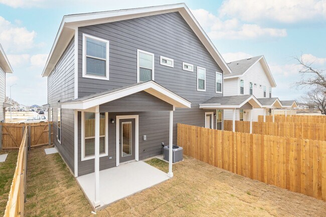 Building Photo - Like-New 3BR Duplex in Gated Community w/ Parks, Granite Kitchen & Private Yard