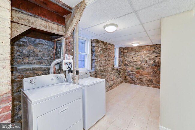 Building Photo - 4215 River Rd NW