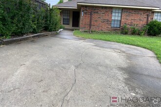 Building Photo - Rare 3-bed,2-bath, 1-story half duplex rec...