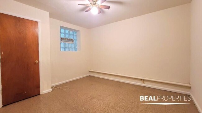 Building Photo - 1 bedroom in CHICAGO IL 60613
