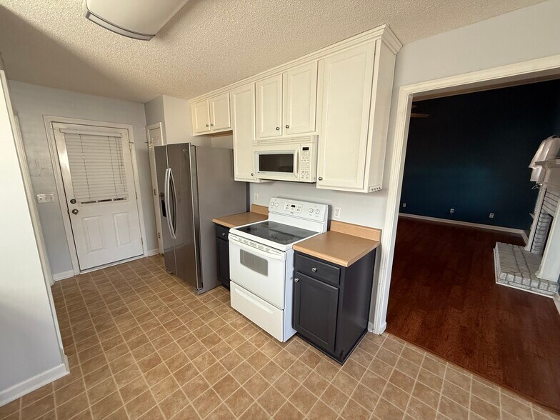 Building Photo - 100 Englewood Ct