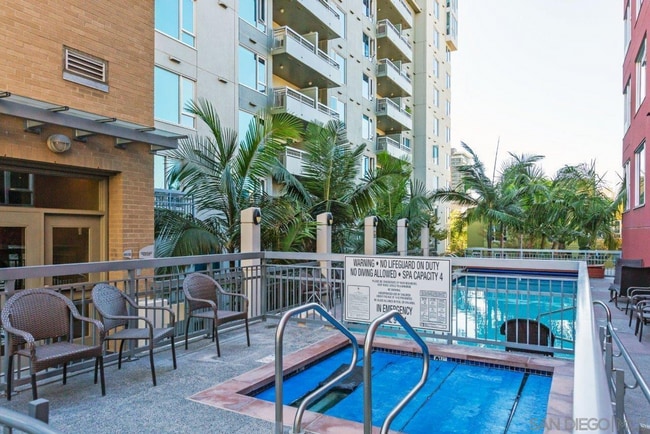 Building Photo - 300 W Beech St