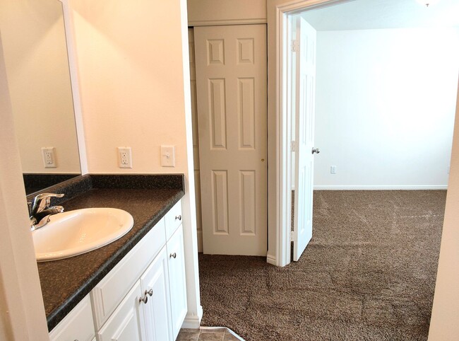 Building Photo - Great 3 Bd 2.5 Bath Townhome