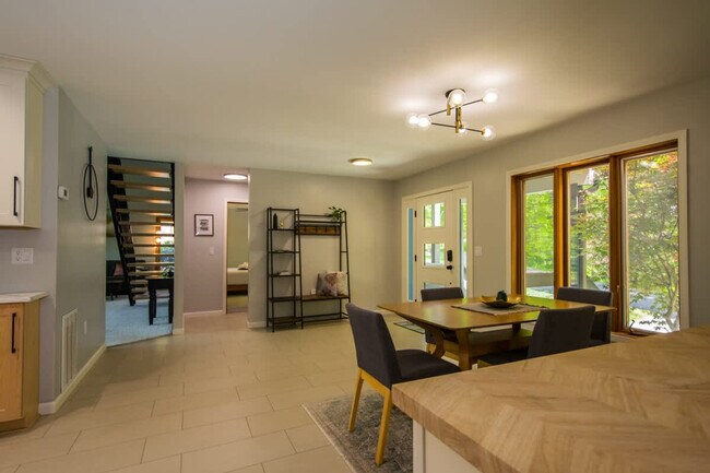 Building Photo - 201 Bluebird Ln