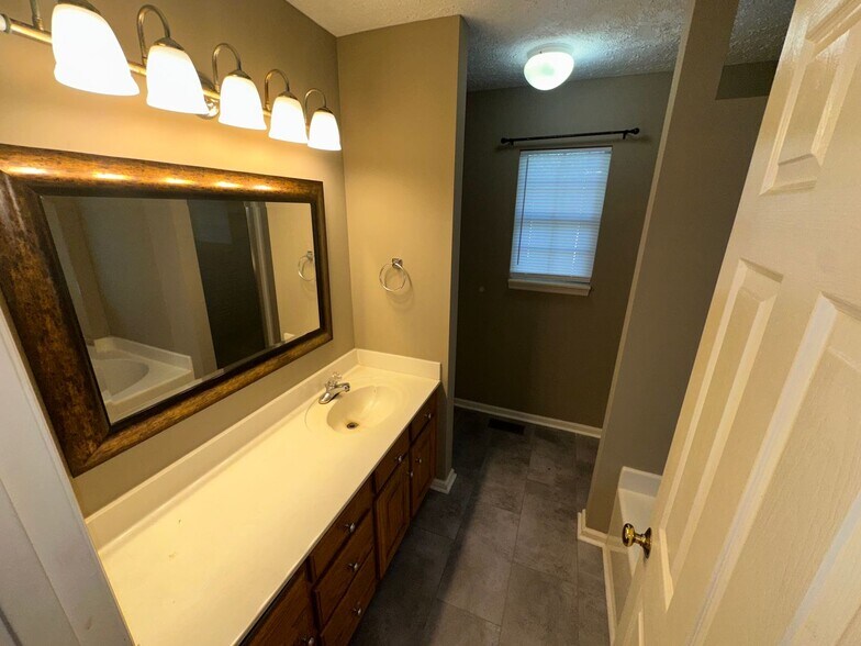 Building Photo - 1409 Aaronwood Dr
