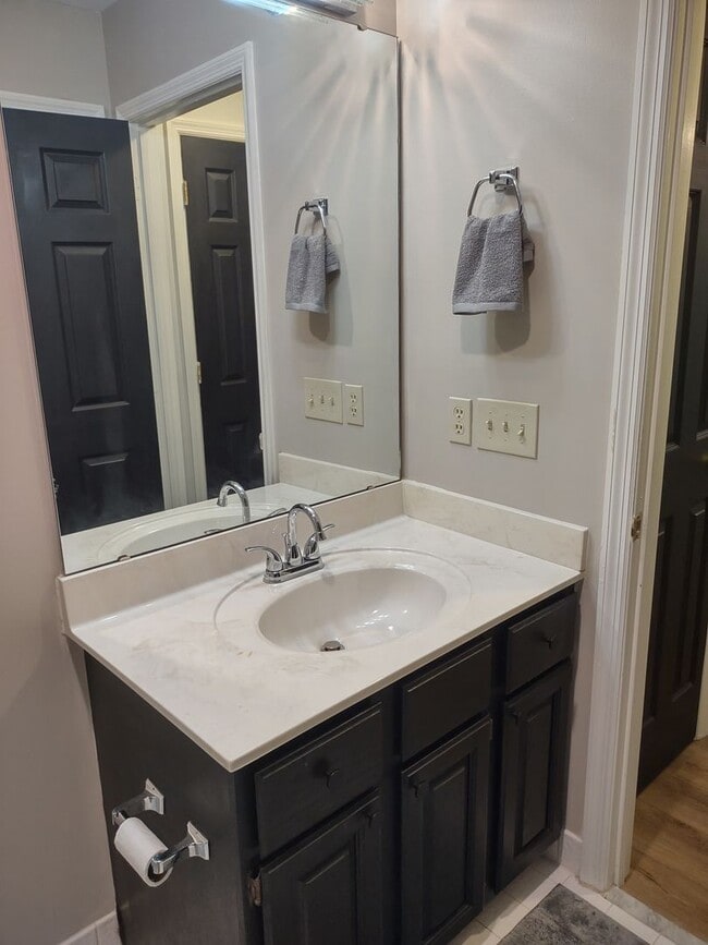 Building Photo - Adorable Two Bedroom Two Bath Condo - Just...