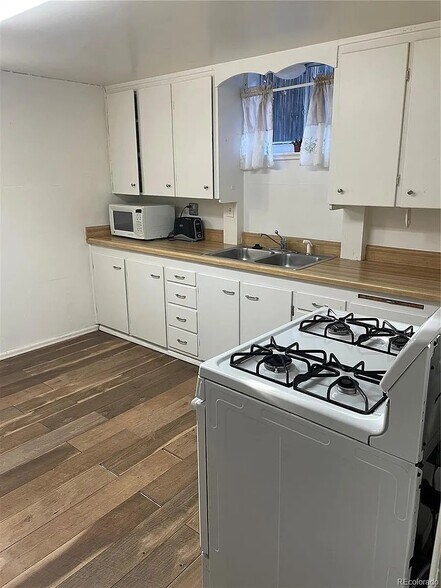 Gas Stove - 1210 Vance St