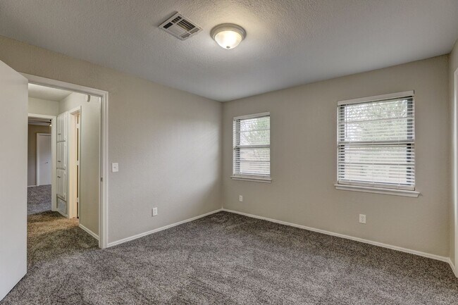 Building Photo - 816 N Briarcliff Dr