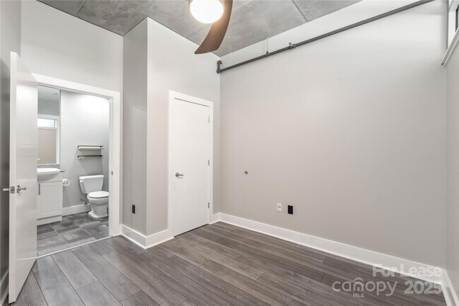 Building Photo - 505 E 6th St