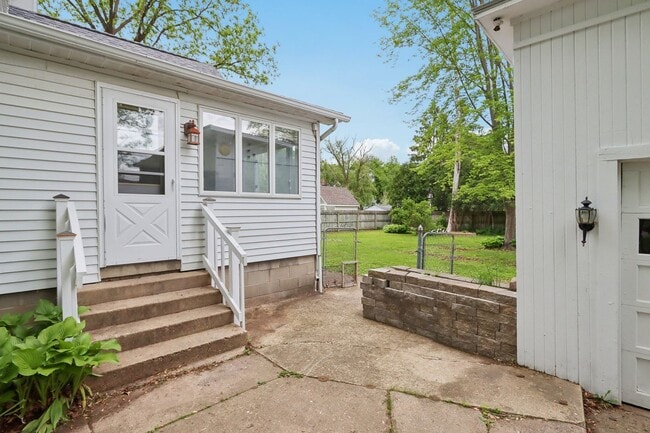 Building Photo - Charming 3-Bedroom Home for Rent in Lake M...
