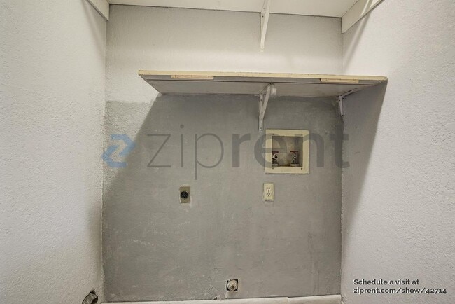 Building Photo - 400 Royal Field Dr
