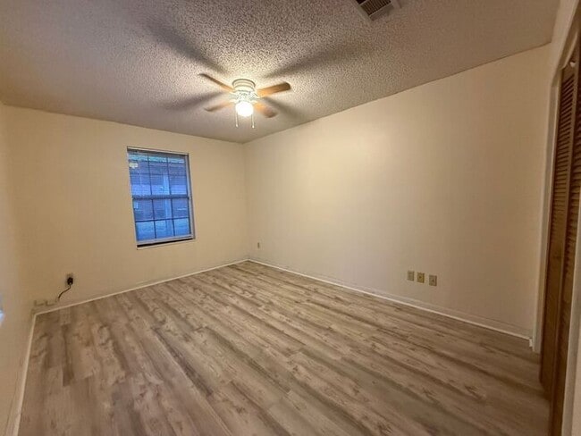 Building Photo - Pensacola - 32526- 4 bedroom, 2 bathroom - pool and lawn care included