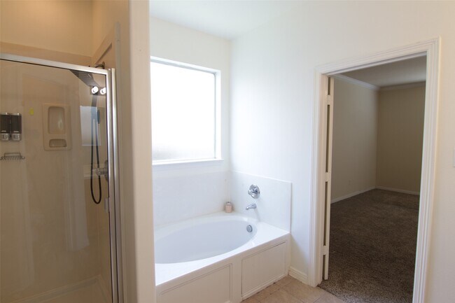 Building Photo - 2027 Creek Run Dr