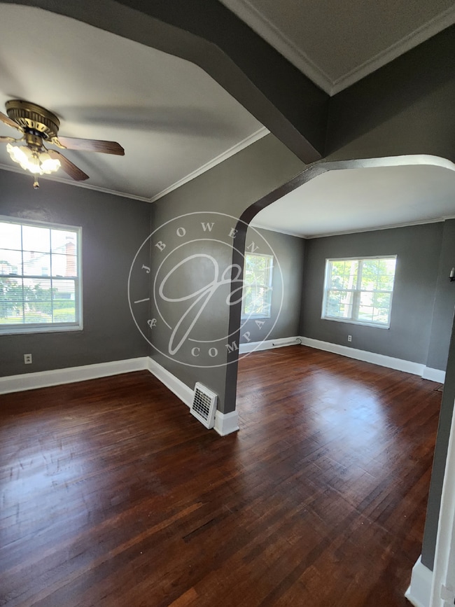 Building Photo - Charming Upper Duplex ready for you to cal...