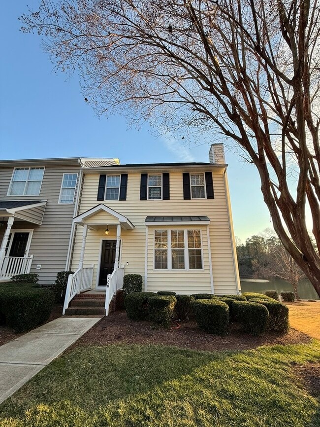 Building Photo - Beautiful 3 Bedroom 2.5 Bath End Unit Town Home with Lake View!