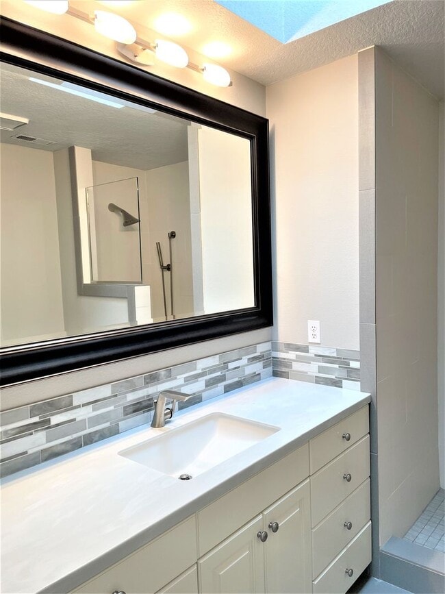 Building Photo - NW townhouse with double Master Suites, pa...