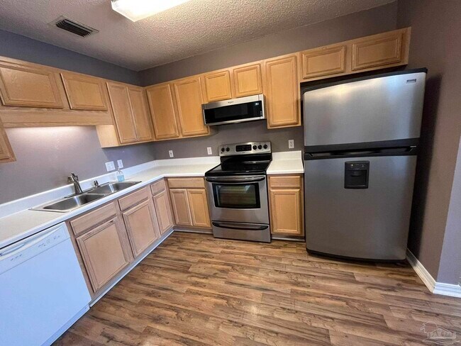 Building Photo - 1348 Redwood Ln