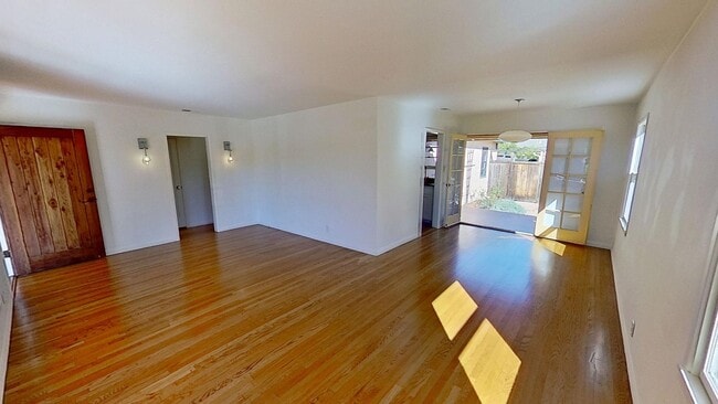 Building Photo - Desirable 3 Bedroom, 2 Bathroom house in S...