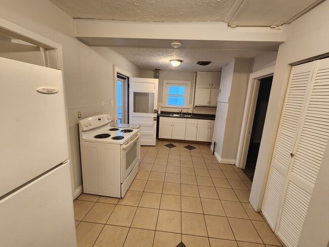 Building Photo - Adorable 2 bedroom 1 bath with spacious closets, detached garage, and updated floors!!