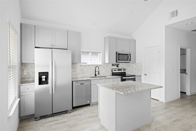 Building Photo - 16894 Balmoral St