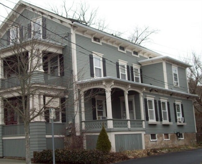 Building Photo - 293 Linden St