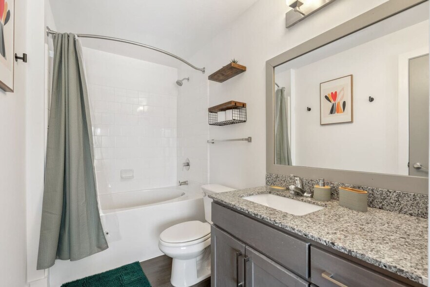 Building Photo - 841 Memorial Dr SE