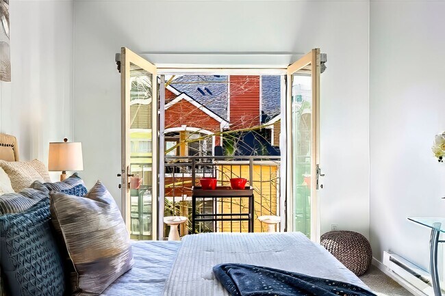 Building Photo - Penthouse condo in the ideal location in t...